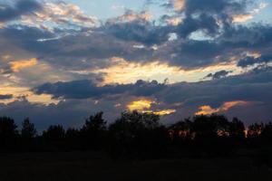 coucher de soleil à l'état sauvage sur la rivière. photo