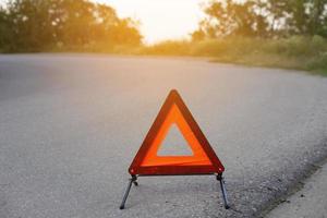 un panneau d'arrêt d'urgence pour un véhicule est installé sur la route. espace de copie. photo