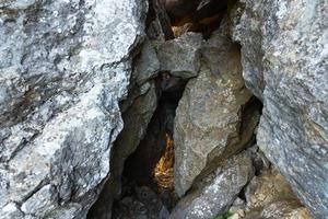 fente dans la roche, cavité. concept d'archéologie, de géologie, de recherche et d'excavation. photo