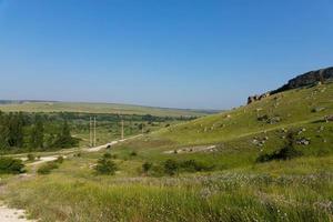 une vue pittoresque sur les collines verdoyantes de la steppe, les pâturages s'étendant au loin. photo