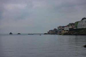 village européen au bord de la mer tôt le matin. photo