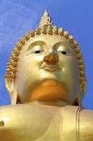 image du grand bouddha sur fond de ciel bleu photo