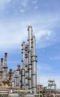 raffinerie de pétrole et de gaz avec colonne de distillation et réservoir photo