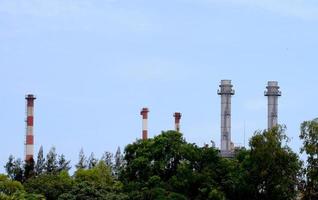 raffinerie de pétrole et de gaz avec colonne de distillation et réservoir photo