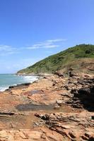 pierres sur la plage tropicale photo