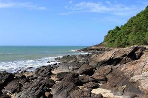 pierres sur la plage tropicale photo