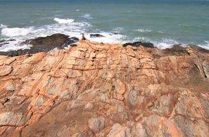 pierres sur la plage tropicale photo