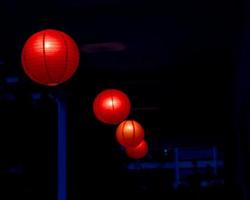rangée de lanternes chinoises rouges photo