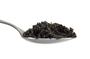 thé noir feuille de thé, isolé cuillère pleine macro closeup, cuillère détaillée photo