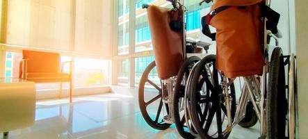fauteuil roulant vide dans un hôpital privé pour les patients de service et les personnes handicapées. équipement médical à l'hôpital pour aider les personnes âgées handicapées. chaise à roulettes pour les soins aux patients en maison de retraite. photo