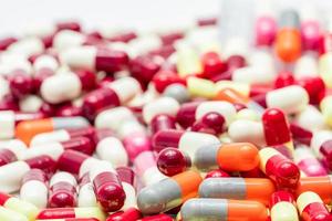 mise au point sélective sur les pilules de capsules antibiotiques sur fond flou de capsules. industrie pharmaceutique. production de drogue. soins de santé mondiaux. interaction médicamenteuse. la résistance aux antibiotiques et la surconsommation. photo