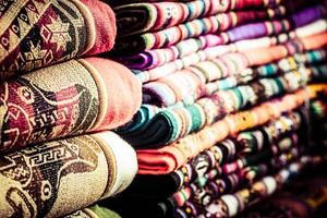 Tissu coloré au marché au Pérou, en Amérique du Sud