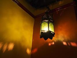 lanterne exotique moyen-orientale de style marocain projetant des ombres