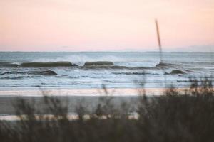 vagues au coucher du soleil photo