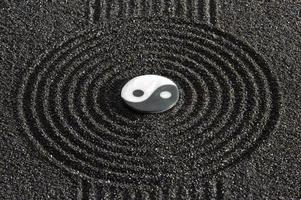 Symbole du yin et du yang au centre du jardin zen japonais photo