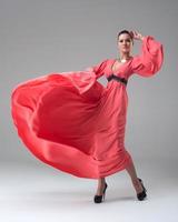 fille dans une longue robe rouge danse photo