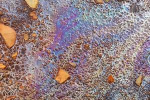 carburant et huile colorés sur une texture d'asphalte montrant une forte pollution environnementale. photo