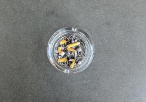 vue de dessus du cendrier plein de mégots de cigarettes. photo