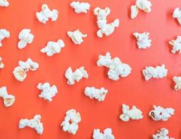 pop-corn salé sur le carton de papier orange photo