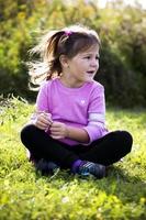 portrait d'une petite fille dans le parc photo