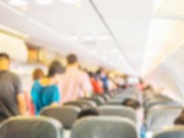 photo floue de passagers et de sièges dans un avion commercial