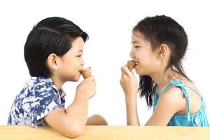 les enfants asiatiques mangent de la glace photo