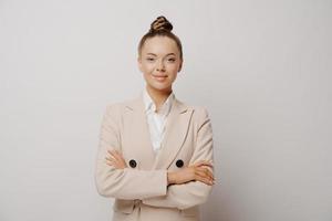 gestionnaire de succès femme en costume beige avec les bras croisés photo