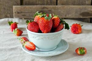 fraises fraîches dans un bol