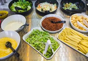 le mélange varié des légumes et des ingrédients du bar à salade. photo