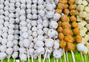 groupe des différentes boulettes de viande dans le style thaï traditionnel. photo