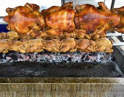poulet grillé sur le charbon de bois chaud. photo