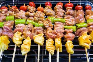 mélanger viandes et légumes grillés au barbecue. photo