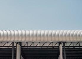 rouler la toiture métallique sur le bâtiment de l'industrie. photo