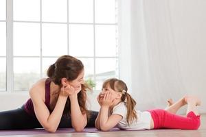 jeune maman, parler, à, fille, pendant, yoga, exercice photo
