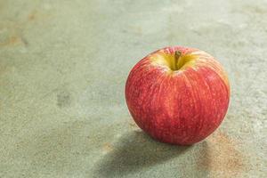 pomme de fruits sains sur table en bois vert se bouchent. photo