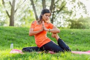 femme active, faire du yoga pose au coucher du soleil