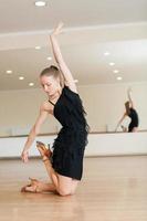 jeune fille, faire des exercices dans un cours de danse photo