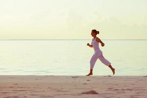 femme caucasienne, jogging, à, bord mer photo