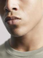lèvres de jeune homme afro-américain