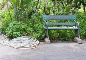 ancien banc en métal avec le tube d'eau. photo