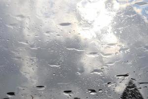 gouttes de pluie coulant sur une fenêtre de voiture dans une vue rapprochée. photo