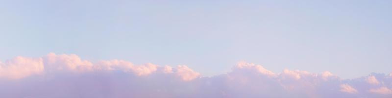 ciel panoramique avec nuages par une journée ensoleillée. photo