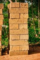 tas de blocs de construction sur un chantier de maçonnerie. matériaux de construction photo