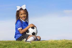 joueur de football de jeune fille afro-américaine photo