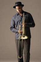 homme afro-américain sérieux avec trombone