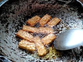 tempeh frit. cuisine culinaire indonésienne photo