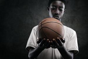garçon avec basket-ball photo
