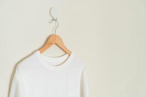 t-shirt suspendu avec cintre en bois photo