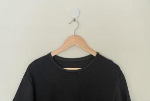 t-shirt suspendu avec cintre en bois photo