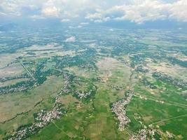 le paysage aérien montre une vue verdoyante de la ville. rues, rizières et maisons de village. photo